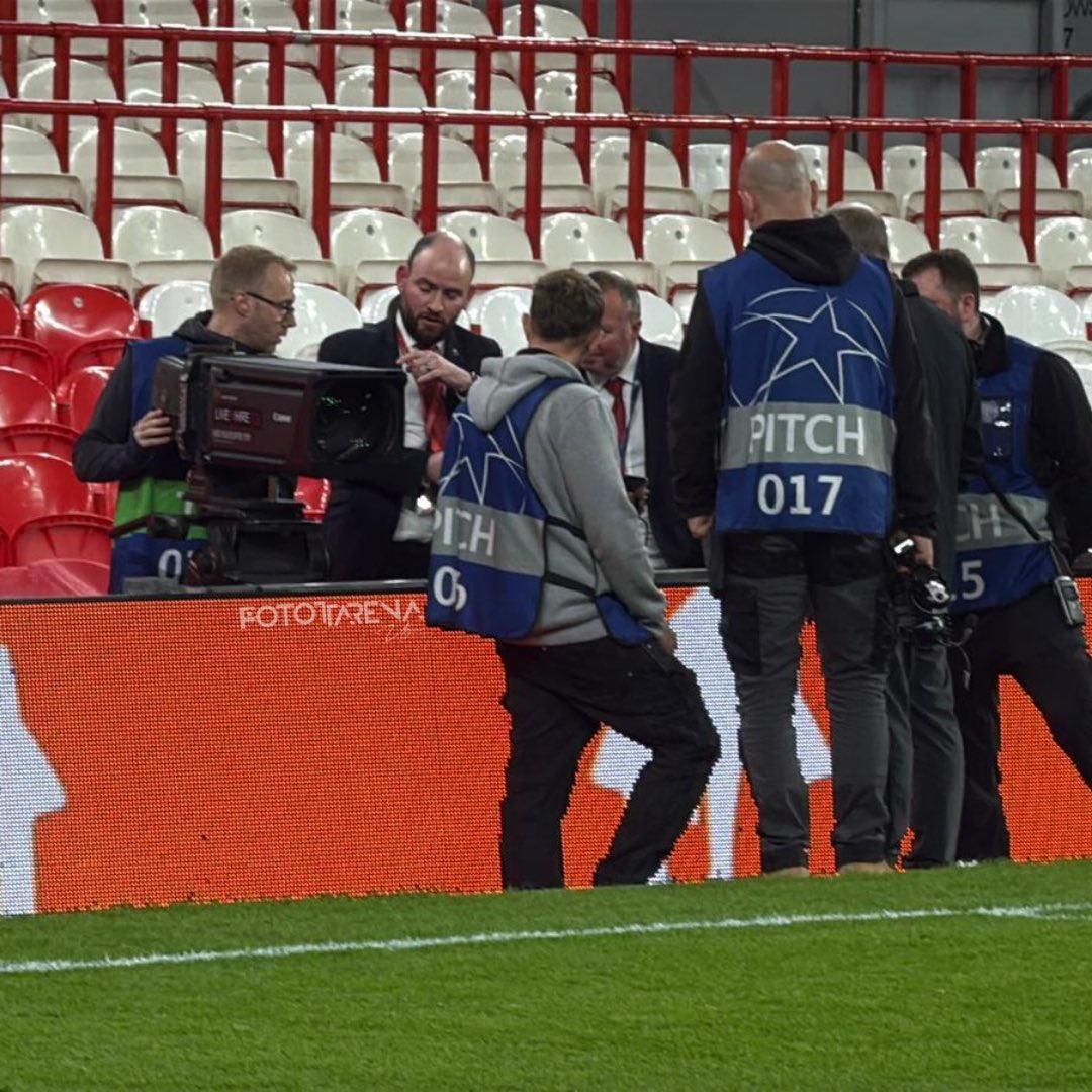 UEFA yetkilileri maç sonu Lang'ın sakatlandığı reklam panosu etrafında rapor tuttu. (Görüntü FotoTTArenadan alındı)