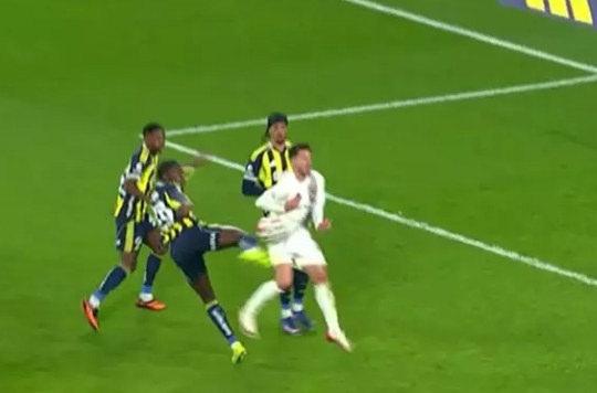 Cherif'in Tayyip Talha ile girdiği pozisyon (Görüntü beIN SPORTS'tan alındı)