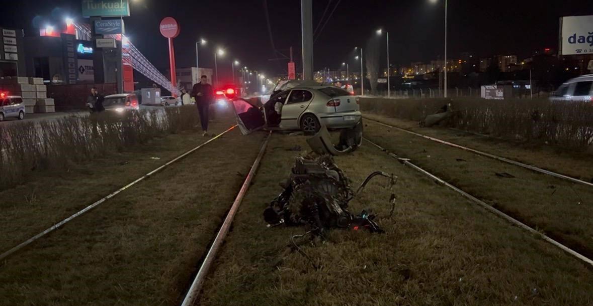 Otomobilin motor kısmı uçtu. 