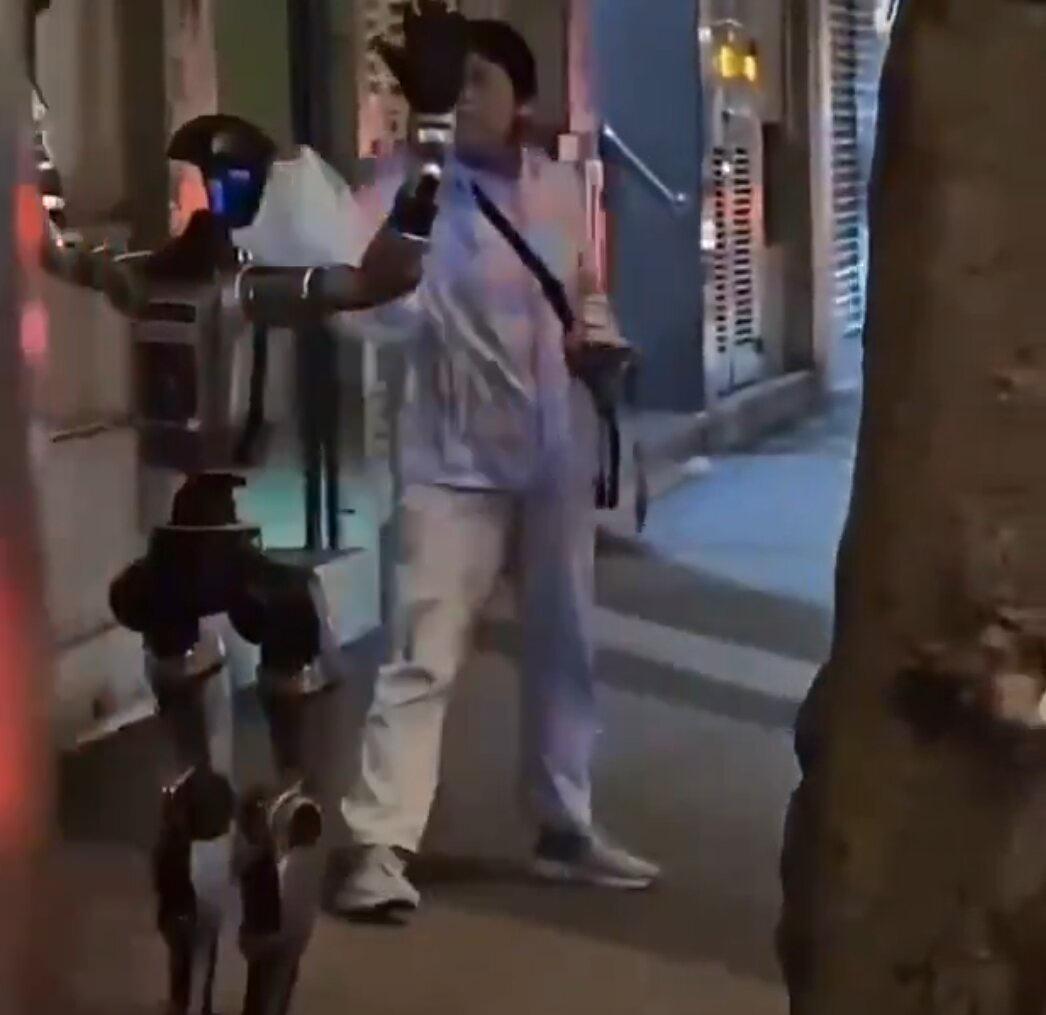 Kadının robotla tartışma anı