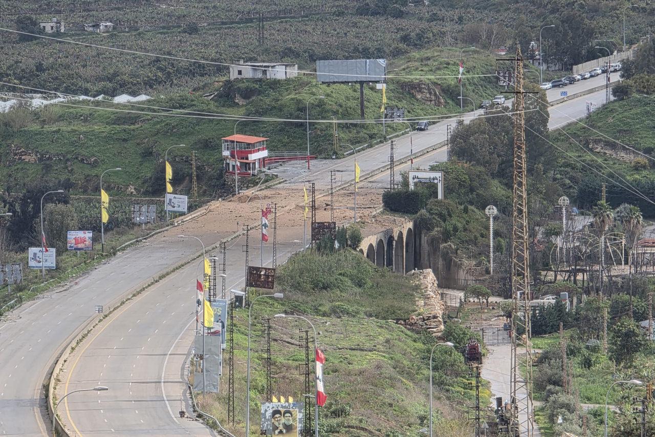 İsrail ordusu, saldırı tehdidinin ardından Lübnan'ın güneyini kuzeyine bağlayan önemli geçiş noktalarından Kasımiye Köprüsü'ne hava saldırısı düzenledi. Saldırının ardından köprünün Litani Nehri üzerindeki kısmı yıkıldı.