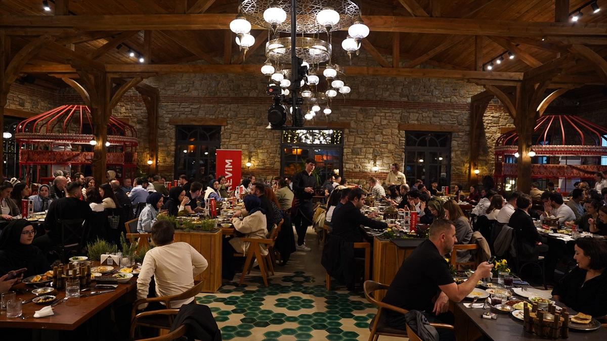 Misafirler için yemek yeme alanları.