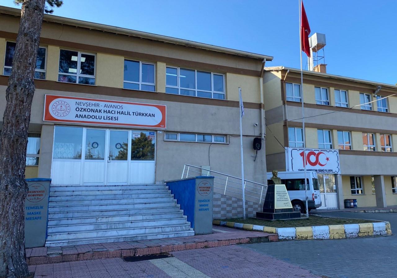 35 yaşındaki Erkan C., lisede ölü bulundu.