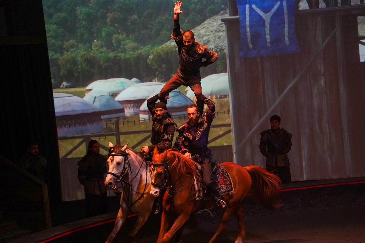 At üzerinde gösteriler yapıldı. 