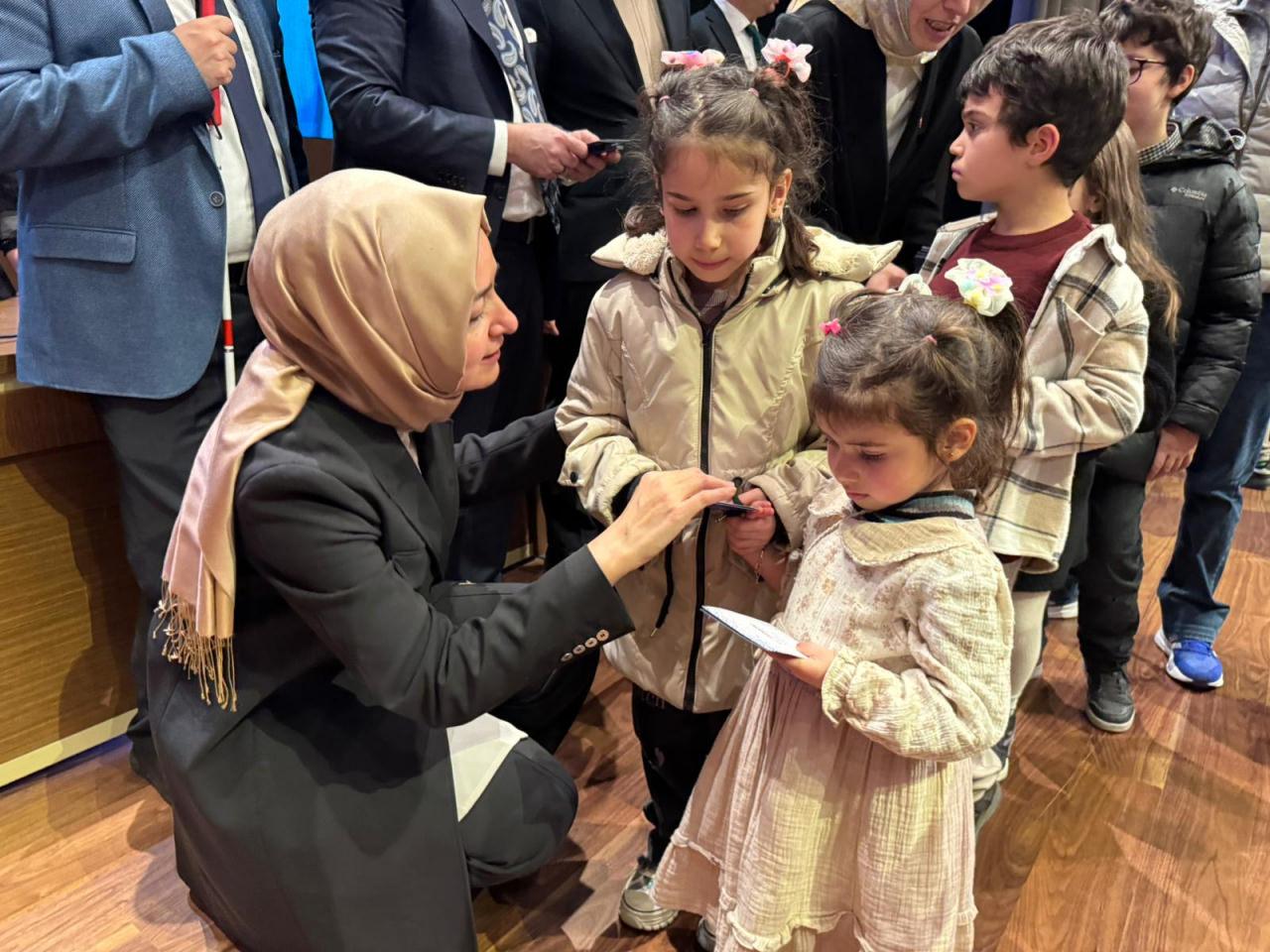 Çocuklara giyim kartları verildi.