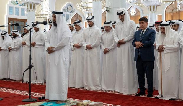 Kahraman şehitlerimiz i&ccedil;in Doha'da cenaze namazı! Katar Emiri de katıldı