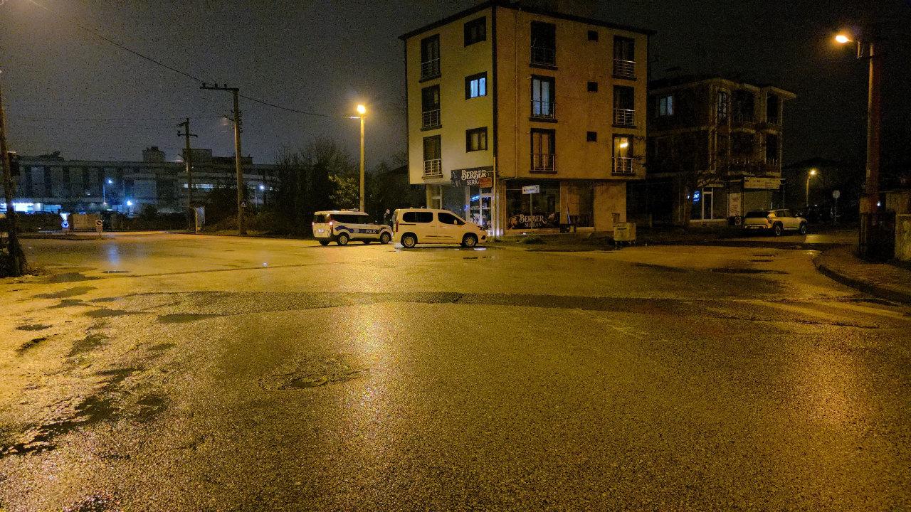 14 yaşında çocuk, otobüs durağında silahla vurulmuş halde bulunduğu olay yeri.