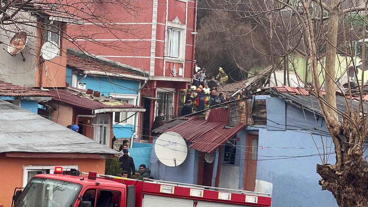 Fatih'te 2 binanın çökmesi sonucu, göçük altında kalanlar var.