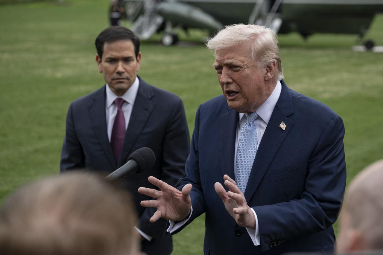 Trump, uçağa binmek üzere Beyaz Saray'dan ayrılırken gazetecilerin saldırılara ilişkin sorularını yanıtladı.
