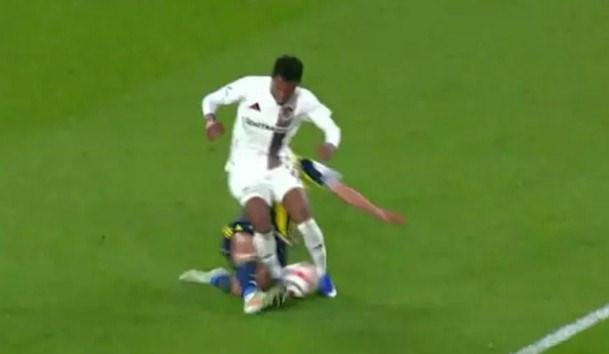 Yiğit Efe'nin Gassama'ya müdahalesi (Görüntü beIN SPORTS'tan alınmıştır)