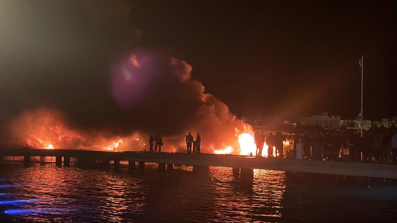 Bodrum'da marinada çıkan yangında 5 motoryat alev alev yandı.