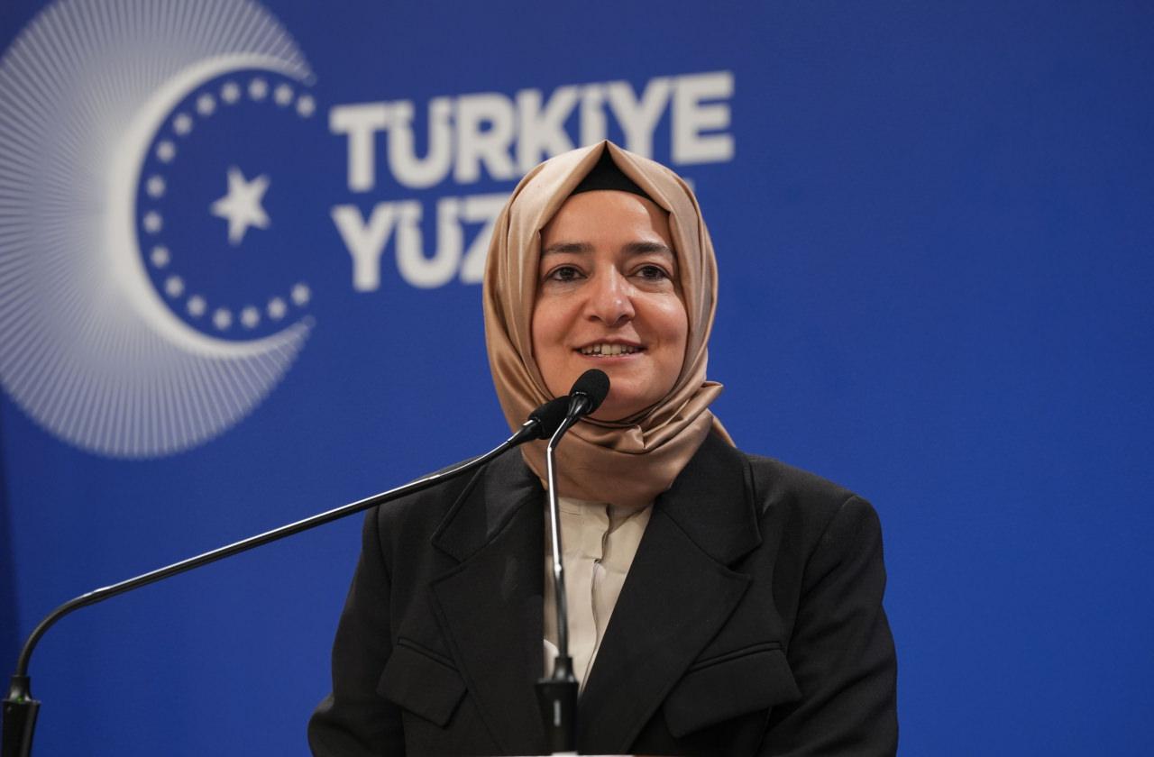 AK Parti Genel Başkan Yardımcısı Fatma Betül Sayan Kaya, AK Parti Sosyal Politikalar Başkanlığınca, parti genel merkezinde düzenlenen 'Çocuk Gülerse Dünya Güler İftar Programı'nda çocuklar ve ailelerle bir araya geldi. Kaya, iftar programı sonrası konuşma yaptı.