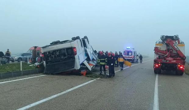 Adana'da devrilen yolcu otob&uuml;s&uuml;nde 2 kişi &ouml;ld&uuml;, 19 kişi yaralandı