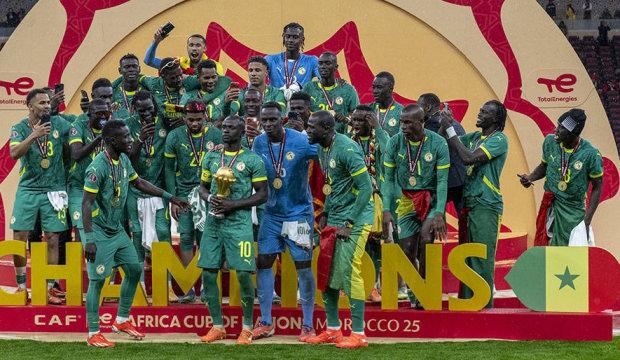 Afrika Kupası'nda kriz b&uuml;y&uuml;yor! Senegal kupayı orduya teslim etti