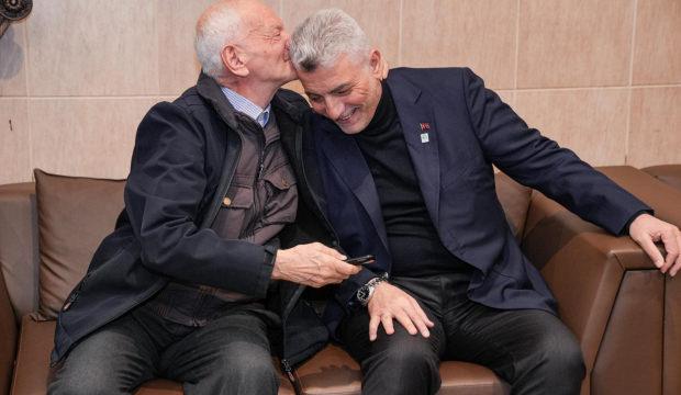 Bakan Bolat kendisiyle g&ouml;r&uuml;şmek isteyen Nedim Amca'yı ziyaret etti