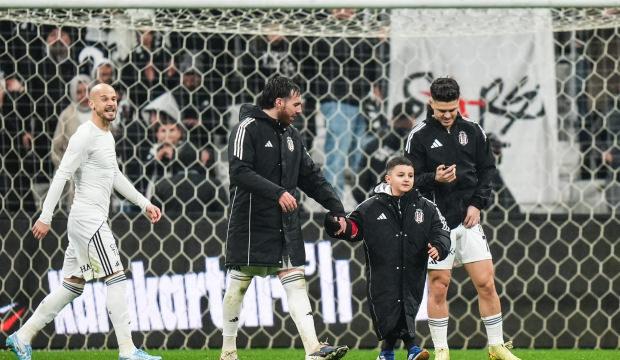 Beşiktaş'tan b&uuml;y&uuml;k jest! L&ouml;semiyi yenen minik &Ouml;mer'in hayalleri ger&ccedil;ek oldu