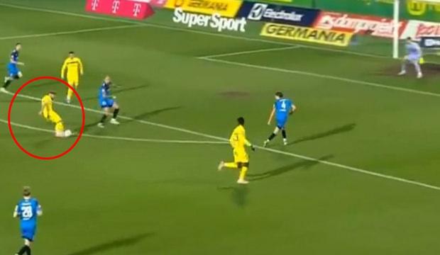 B&ouml;yle gol 100 yılda bir g&ouml;r&uuml;l&uuml;r! Top bir anda y&uuml;kseldi kimse ne olduğunu anlayamadı