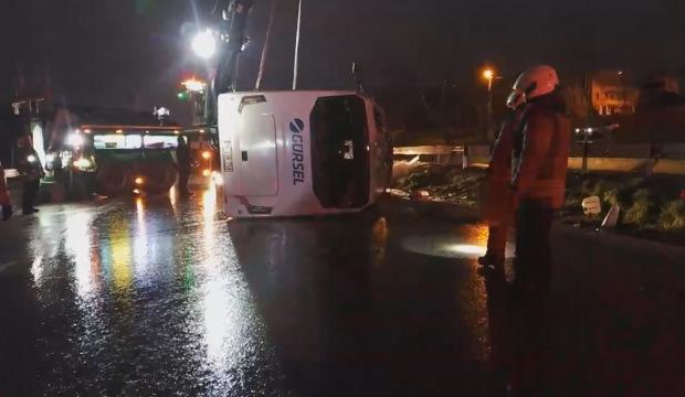 B&uuml;y&uuml;k&ccedil;ekmece D-100 Karayolu'nda midib&uuml;s devrildi; 1 &ouml;l&uuml; 9 yaralı