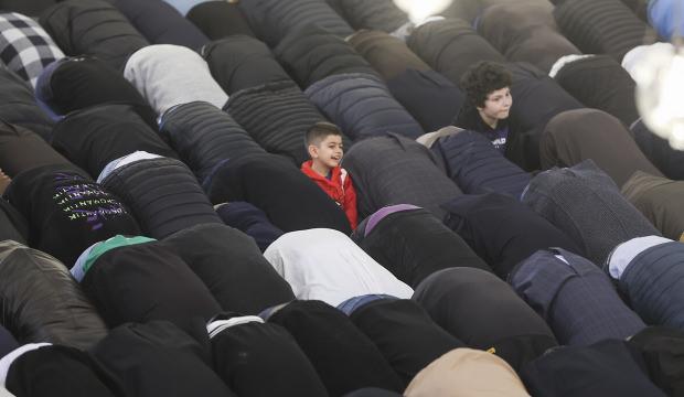 Diyanet a&ccedil;ıkladı: İşte il il bayram namazı saatleri!