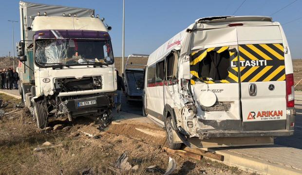 Eskişehir'de TIR, 4 araca &ccedil;arptı; 12 yaralı