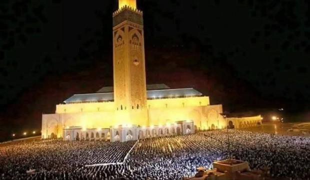 Fas'ta tarihi g&ouml;r&uuml;nt&uuml;ler: Kadir Gecesi'nde 900 bin kişiyle teravih namazı