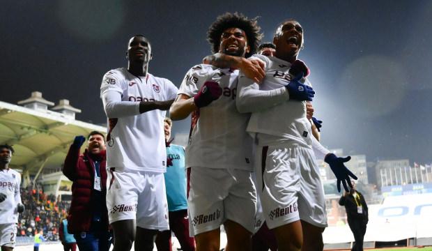 Fırtına dev ma&ccedil;a hazır! Deplasmandan 3 puanla d&ouml;n&uuml;p yarışa ortak oldular