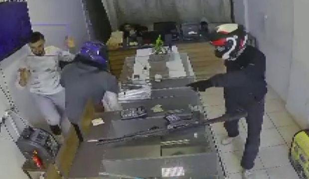 Hatay'da 20 yıllık emeği 3 dakikada &ccedil;aldılar! Milyonluk vurgunda 'kask' detayı 