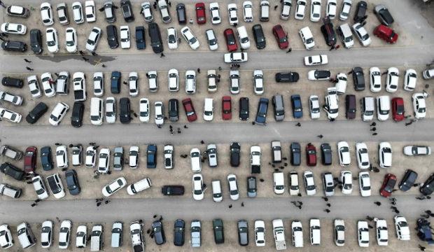 İkinci el oto pazarında buruk bayram