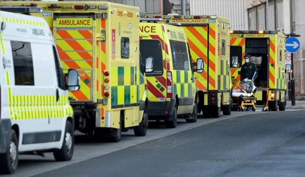 İngiltere'de &uuml;niversitede salgın! 2 kişi &ouml;ld&uuml;, 11 kişi hastanede, 30 bin kişi arandı...