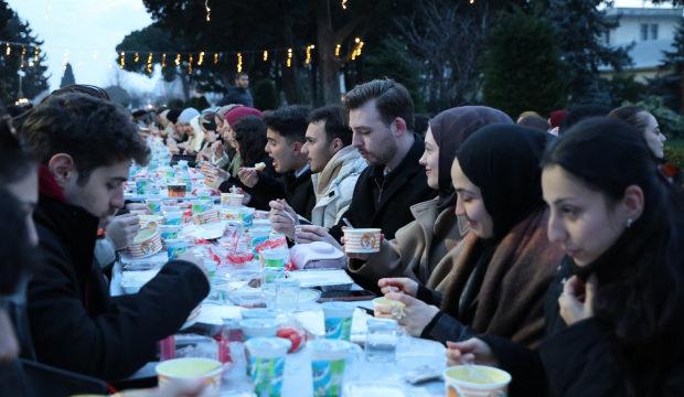 İZ&Uuml; &ouml;ğrencileri kardeşlik iftarında bir araya geldi
