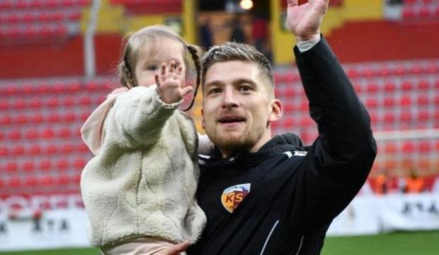 Kayserisporlu Semih G&uuml;ler'den anlamlı 21 Mart mesajı! Kızı ile &ccedil;ıktı