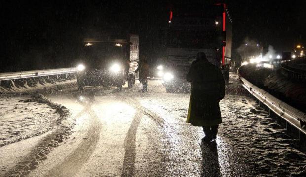Kop Dağı Ge&ccedil;idi&rsquo;nde kar ve tipi ulaşımı aksattı