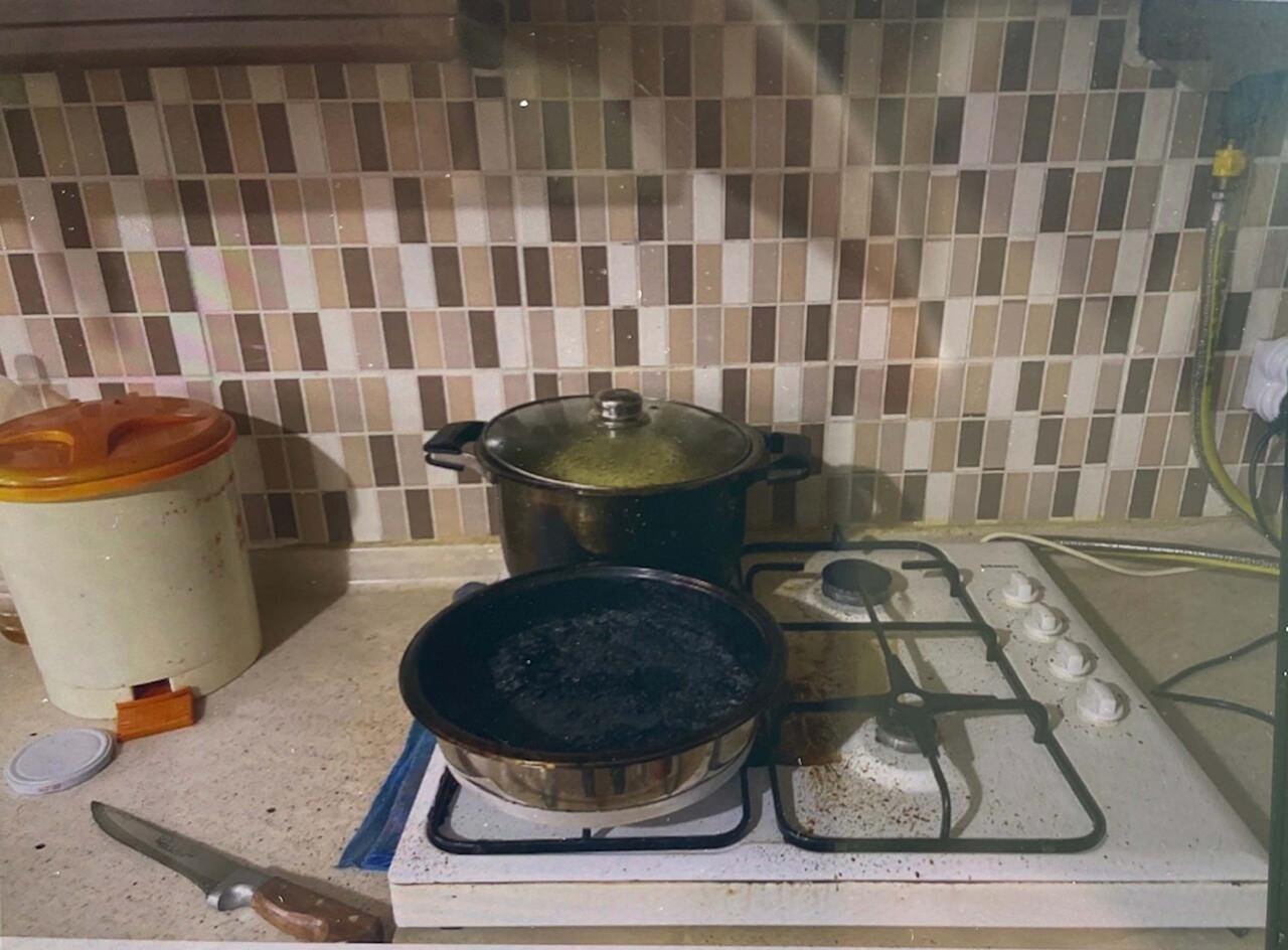 Ocakta unuttuğu yemek yandı, dumandan etkilenip öldü.