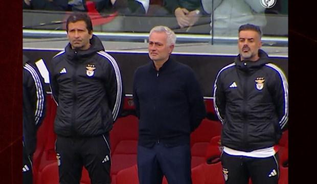 Onu hi&ccedil; b&ouml;yle g&ouml;rmediniz: Mourinho g&ouml;zyaşlarını tutamadı
