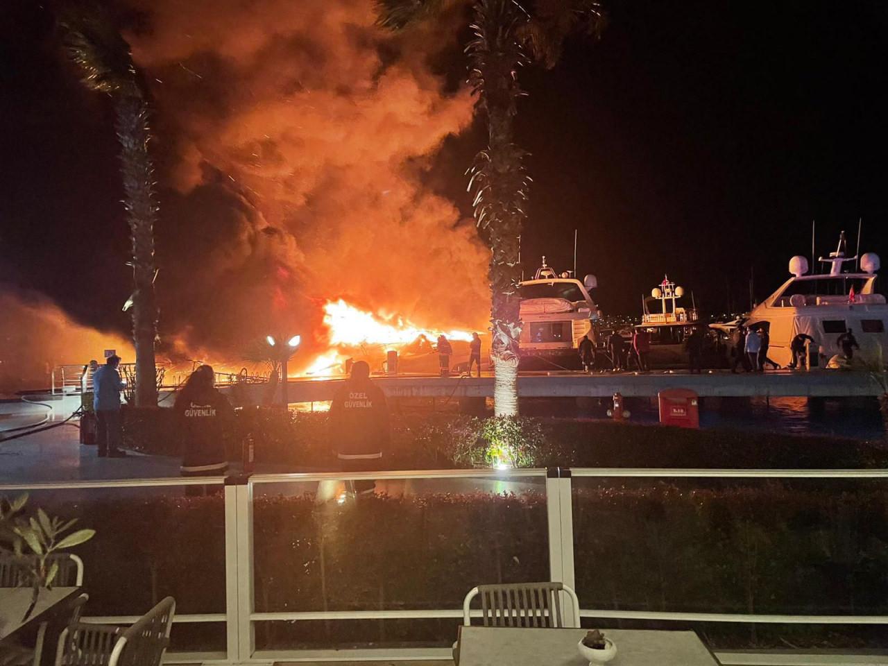 Bodrum'da marinada çıkan yangında 5 motoryat alev alev yandı.
