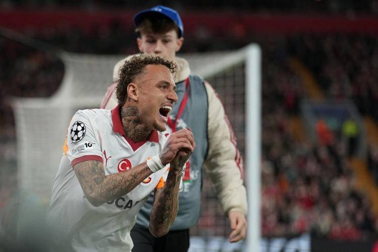 Liverpool maçında parmağından sorun yaşayan Lang