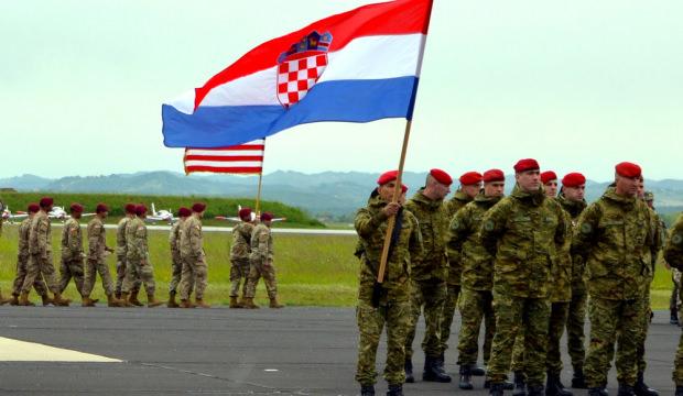 Savaş Avrupa &uuml;lkesini vurdu! Petrol satışı kısıtlandı! Askerler g&ouml;revlendirildi