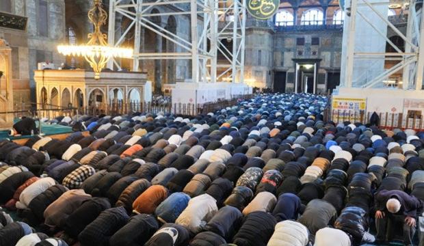 T&uuml;rkiye'nin d&ouml;rt bir yanında bayram sevinci: Camiler doldu taştı