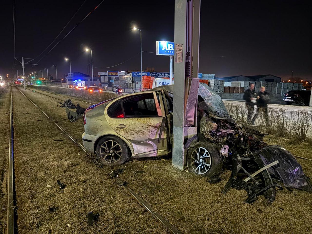 Tramvay yolundaki direğe çarpan otomobil kağıt gibi büküldü.