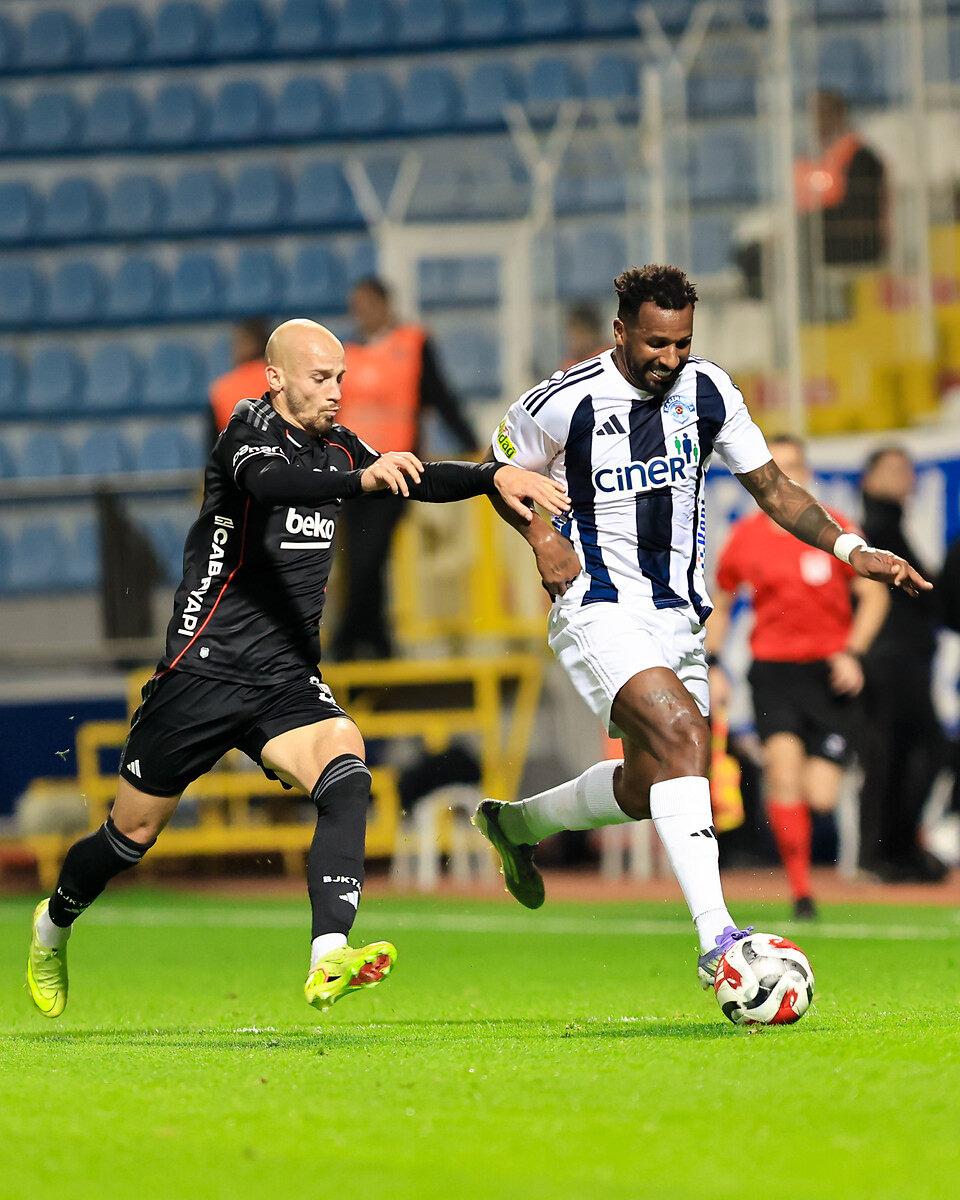 Sezonun ilk devresinde oynanan Kasımpaşa-Beşiktaş karşılaşmasından bir kare