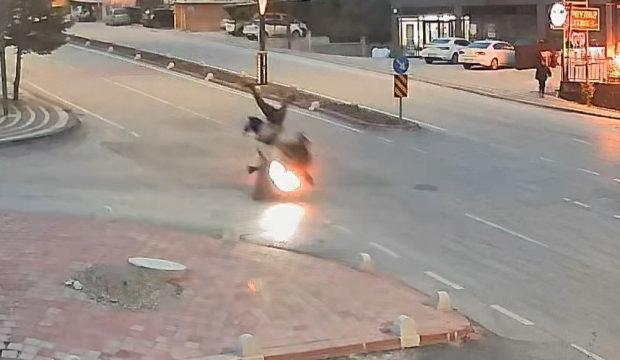 Yolun ortasında can pazarı: Motosiklet yayayı havaya u&ccedil;urdu