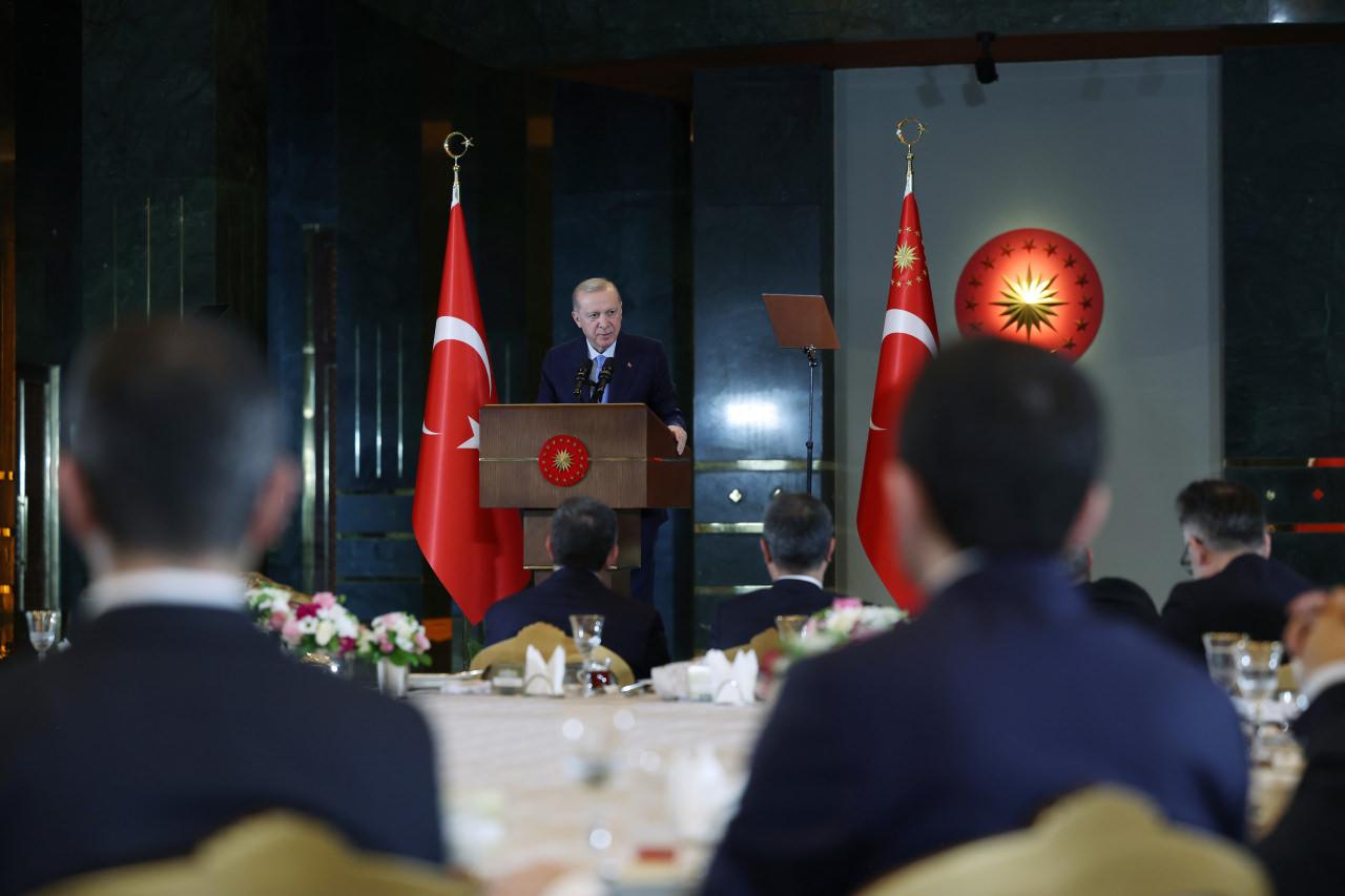 Cumhurbaşkanı Recep Tayyip Erdoğan, Cumhurbaşkanlığı Külliyesi'nde gazeteci ve yazarlarla iftar programında bir araya geldi. Erdoğan, programda konuşma yaptı.
