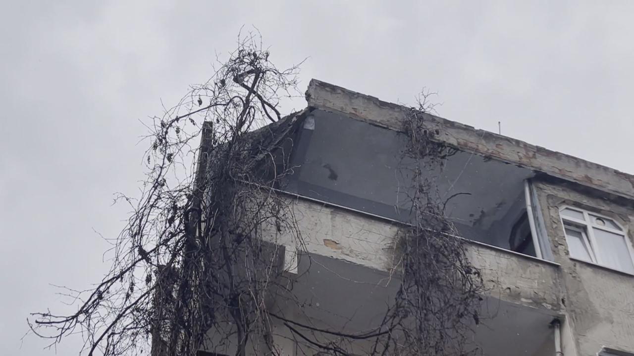 Çöken balkon görüntülendi.