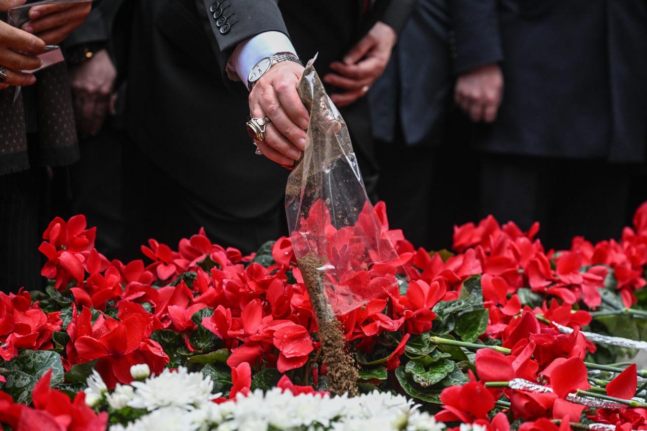 Programda ayrıca BBP Kuzey Kıbrıs Türk Cumhuriyeti (KKTC) Temsilciliği tarafından Boğaz Şehitliği'nden getirilen toprak ile KKTC bayrağı Yazıcıoğlu'nun kabrine konuldu.