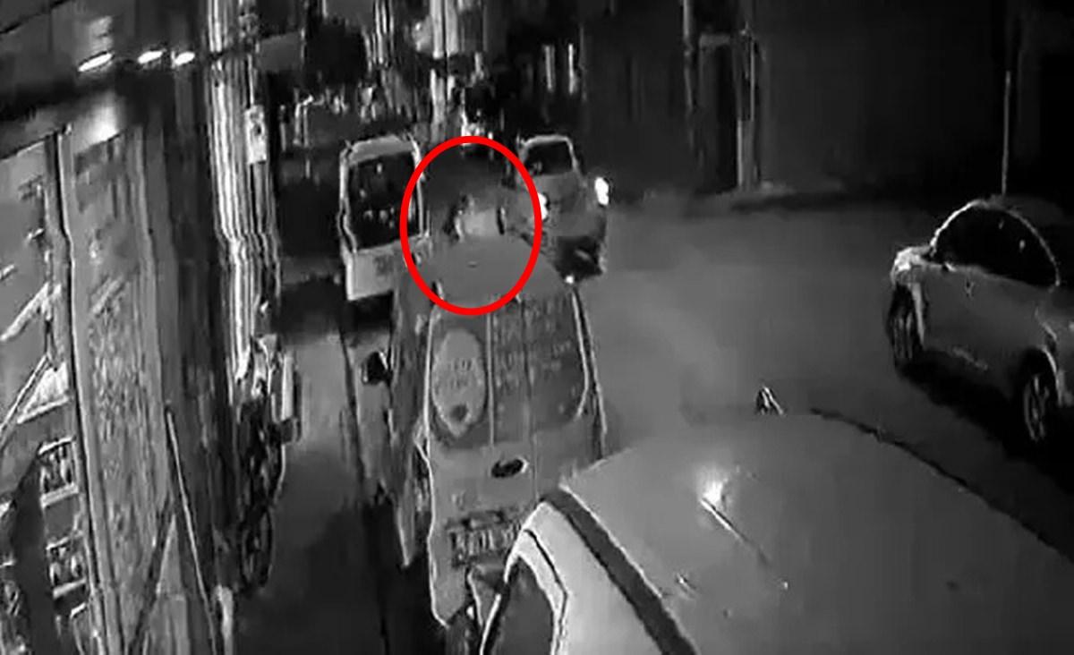 E.K. (11) isimli çocuğun köpeklerden kaçtığı ve kaza geçirdiği anlar kameraya yansıdı.