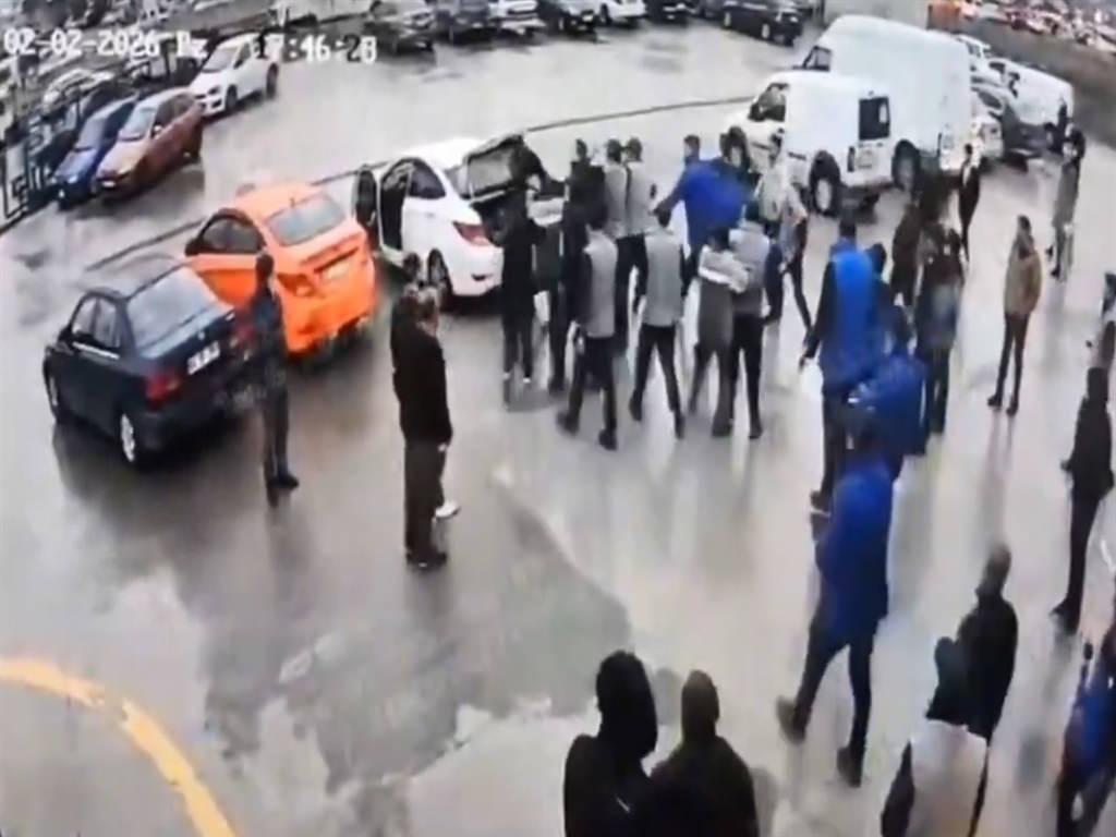 Kavga anı güvenlik kamerasına yansıdı.