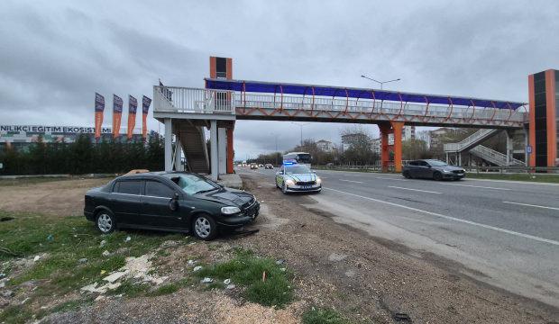 &Uuml;st ge&ccedil;ide 20 metre mesafede feci kaza: otomobilin &ccedil;arptığı yaşlı kadın &ouml;ld&uuml;