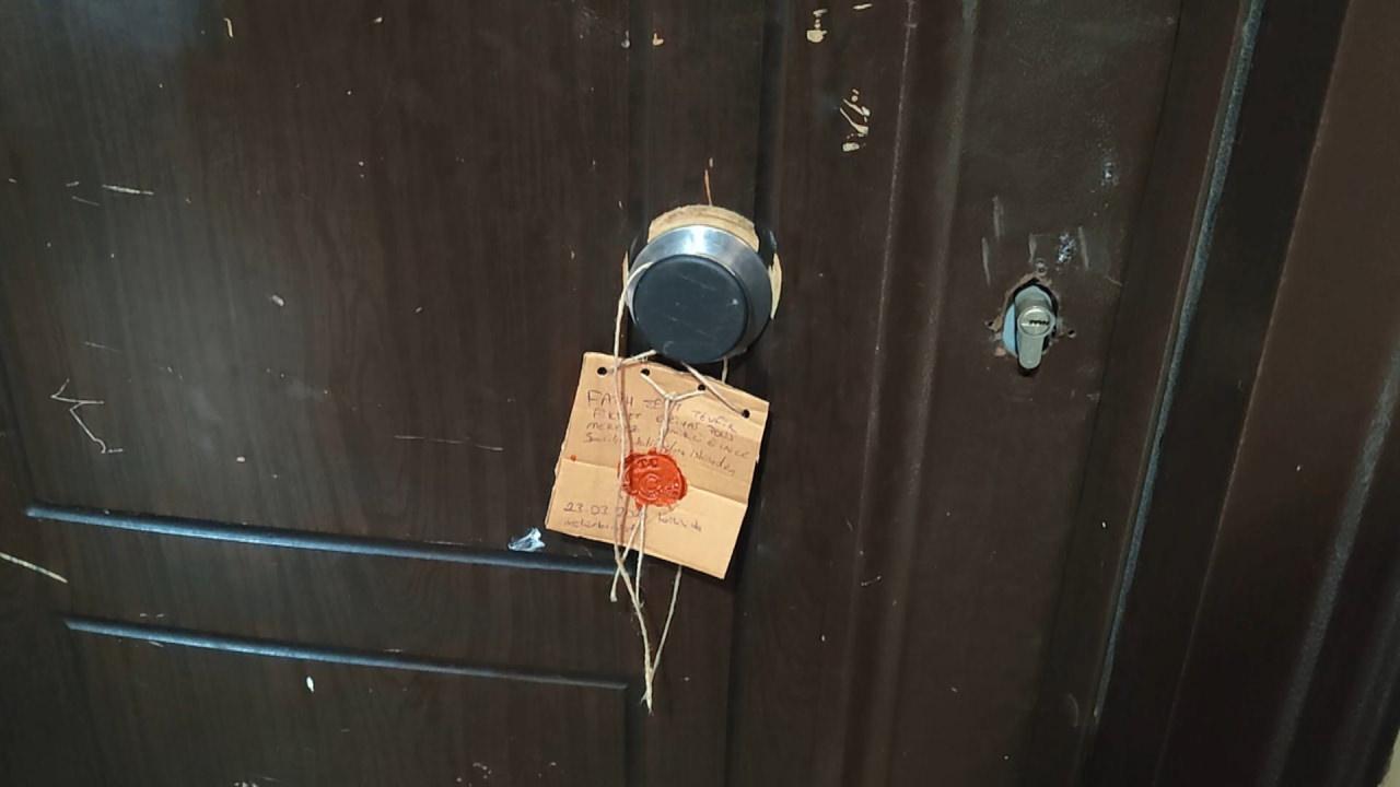 Olay yerinde yapılan inceleme sonrası kapı mühürlendi. 