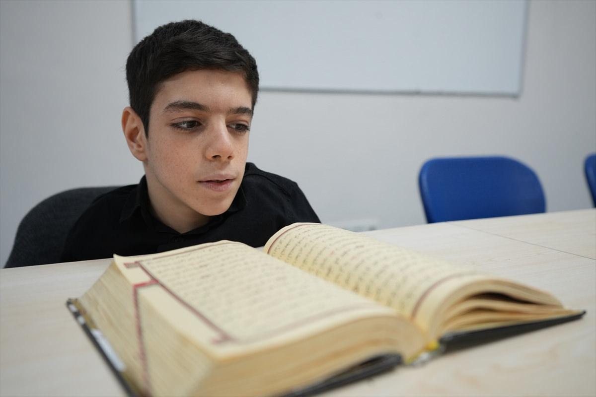  15 yaşında hafızlık ünvanını kazanan Emrullah Akın