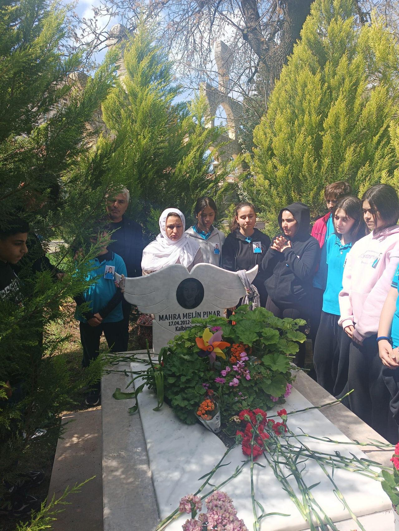 Mahra Melin Pınar (9), mezarı başında dualarla anıldı. 